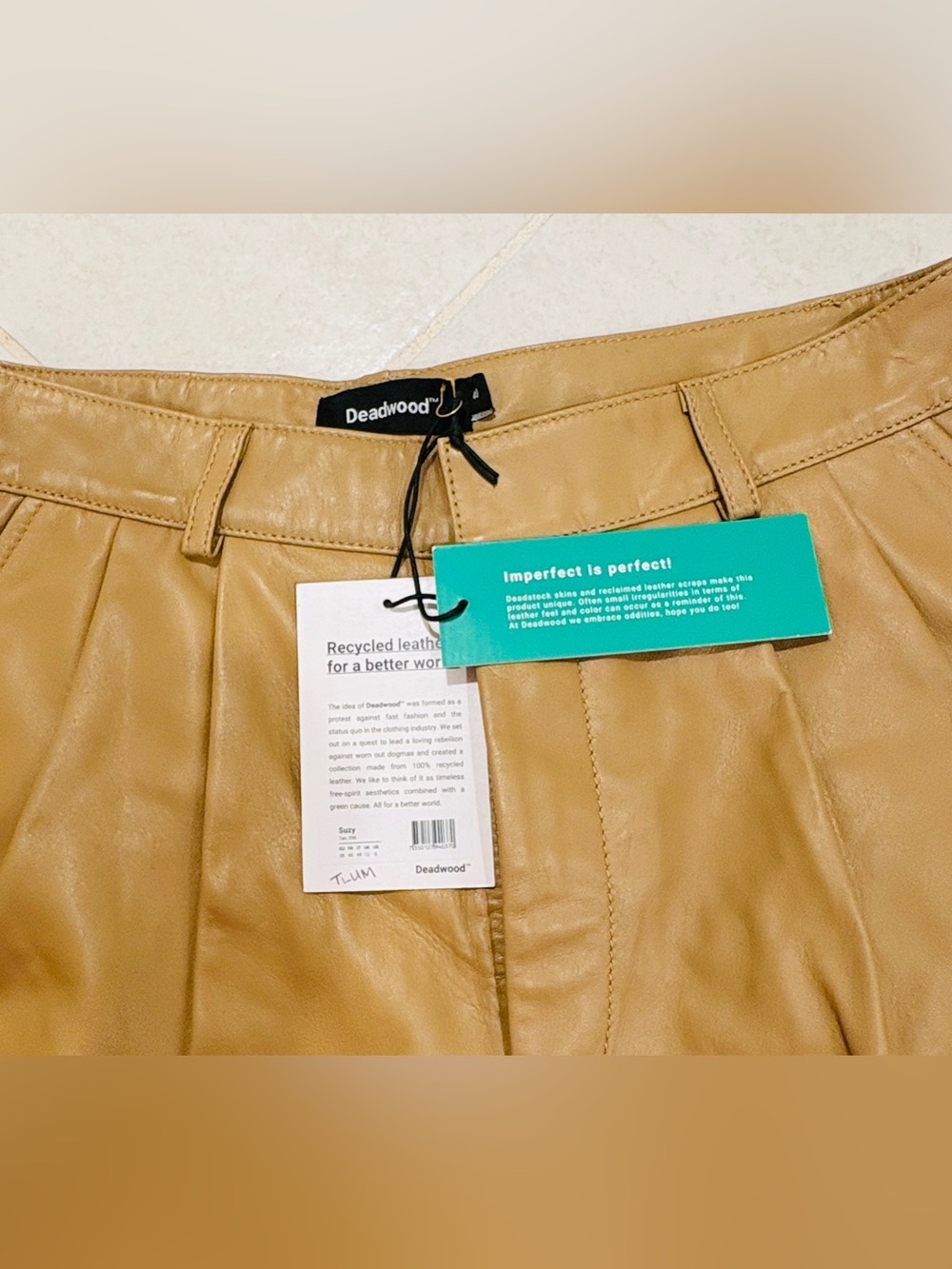 Amour Vert Deadwood Suzy camel 100% recycled leathe Pleated Women's Shorts - Picture 2 of 8